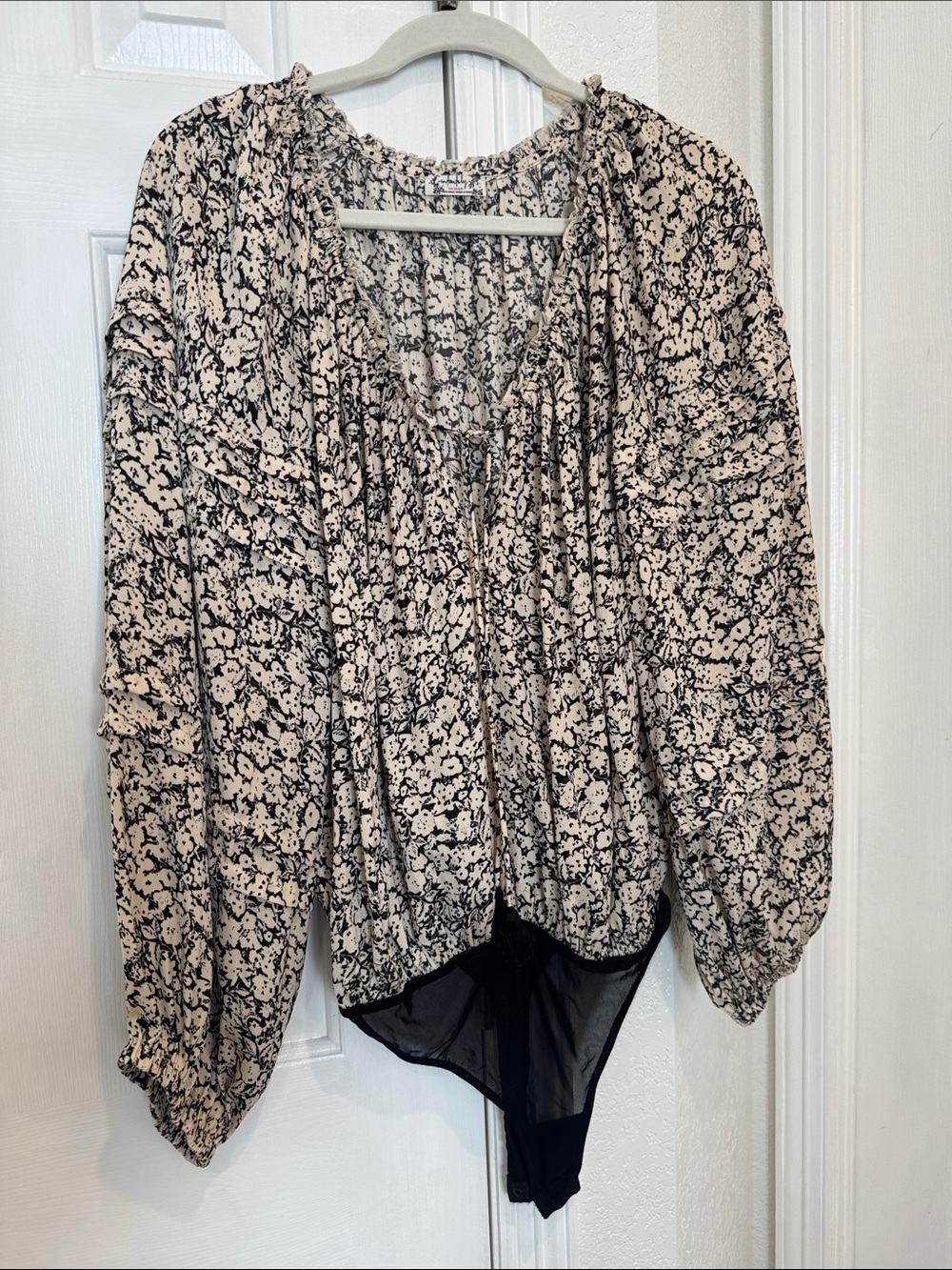 Free People S Floral Print V-Neck Long Sleeve Bodysuit - Black & Cream